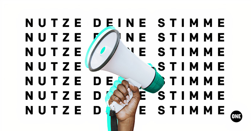 Hand mit Megafon vor dem Text 'Nutze deine Stimme' – Kampagnenmotiv der Organisation ONE
