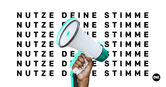 Hand mit Megafon vor dem Text 'Nutze deine Stimme' (Kampagnenmotiv der Organisation ONE)