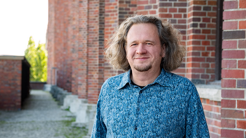 Portrait von Detlef Henke, im Freien aufgenommen